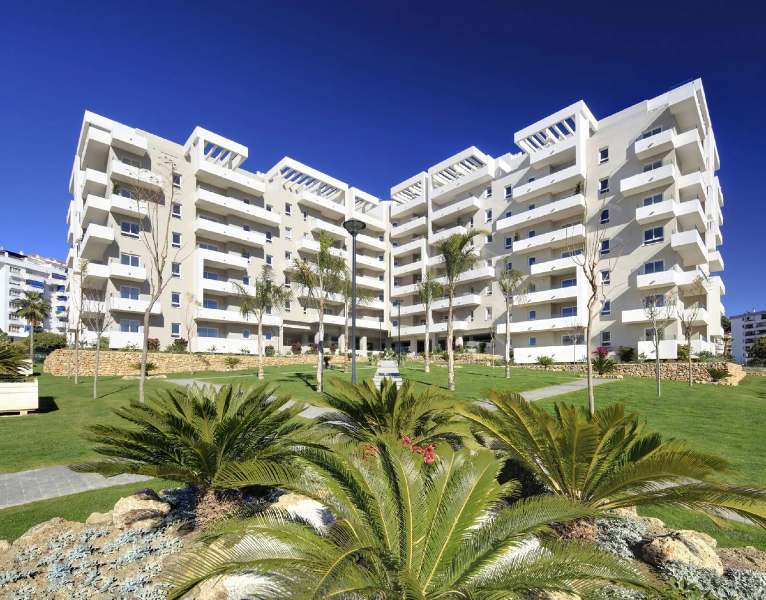This refined apartment in Nueva Andalucía offers the perfect balance between comfort, style and convenience. Situated on the 6th floor, the property enjoys open sea and mountain views, enhancing the sense of space and light throughout the home. With 3 spa