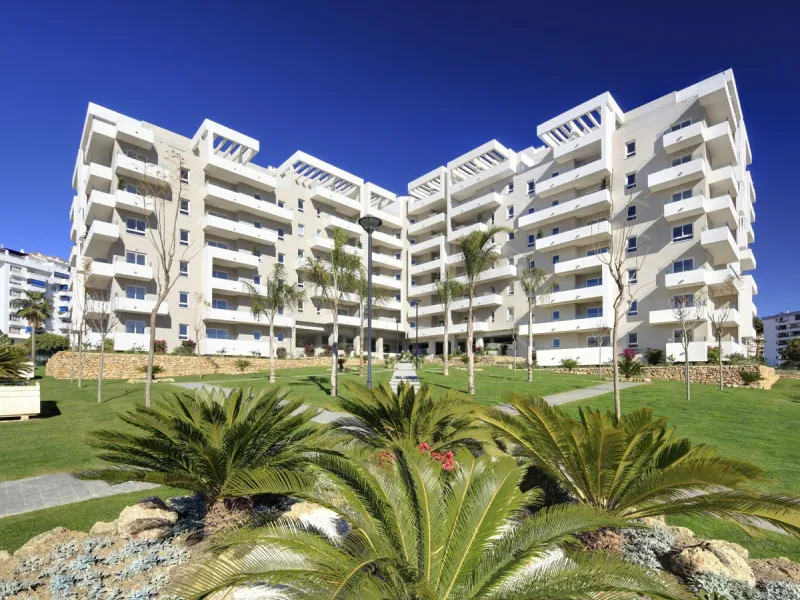 This refined apartment in Nueva Andalucía offers the perfect balance between comfort, style and convenience. Situated on the 6th floor, the property enjoys open sea and mountain views, enhancing the sense of space and light throughout the home. With 3 spa