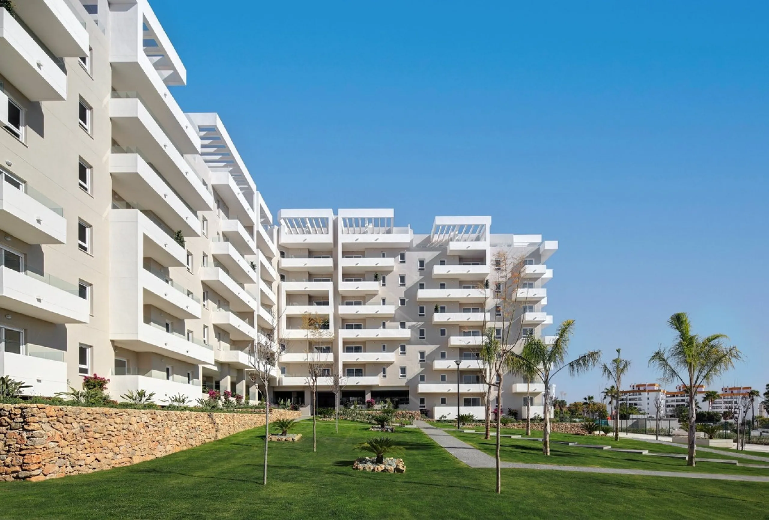 This refined apartment in Nueva Andalucía offers the perfect balance between comfort, style and convenience. Situated on the 6th floor, the property enjoys open sea and mountain views, enhancing the sense of space and light throughout the home. With 3 spa