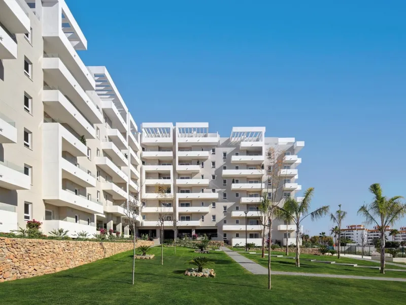 This refined apartment in Nueva Andalucía offers the perfect balance between comfort, style and convenience. Situated on the 6th floor, the property enjoys open sea and mountain views, enhancing the sense of space and light throughout the home. With 3 spa