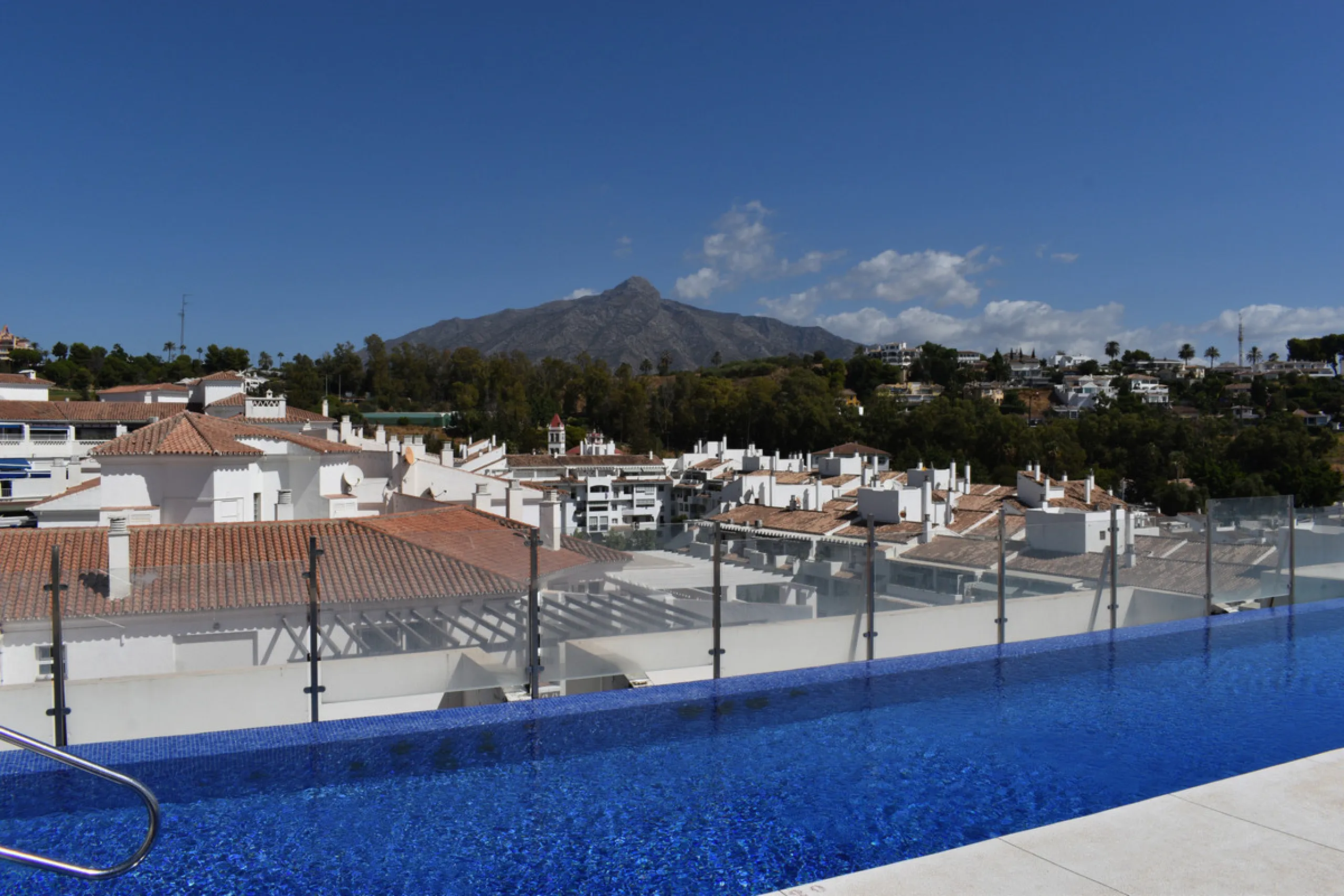 This refined apartment in Nueva Andalucía offers the perfect balance between comfort, style and convenience. Situated on the 6th floor, the property enjoys open sea and mountain views, enhancing the sense of space and light throughout the home. With 3 spa
