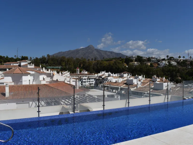 This refined apartment in Nueva Andalucía offers the perfect balance between comfort, style and convenience. Situated on the 6th floor, the property enjoys open sea and mountain views, enhancing the sense of space and light throughout the home. With 3 spa