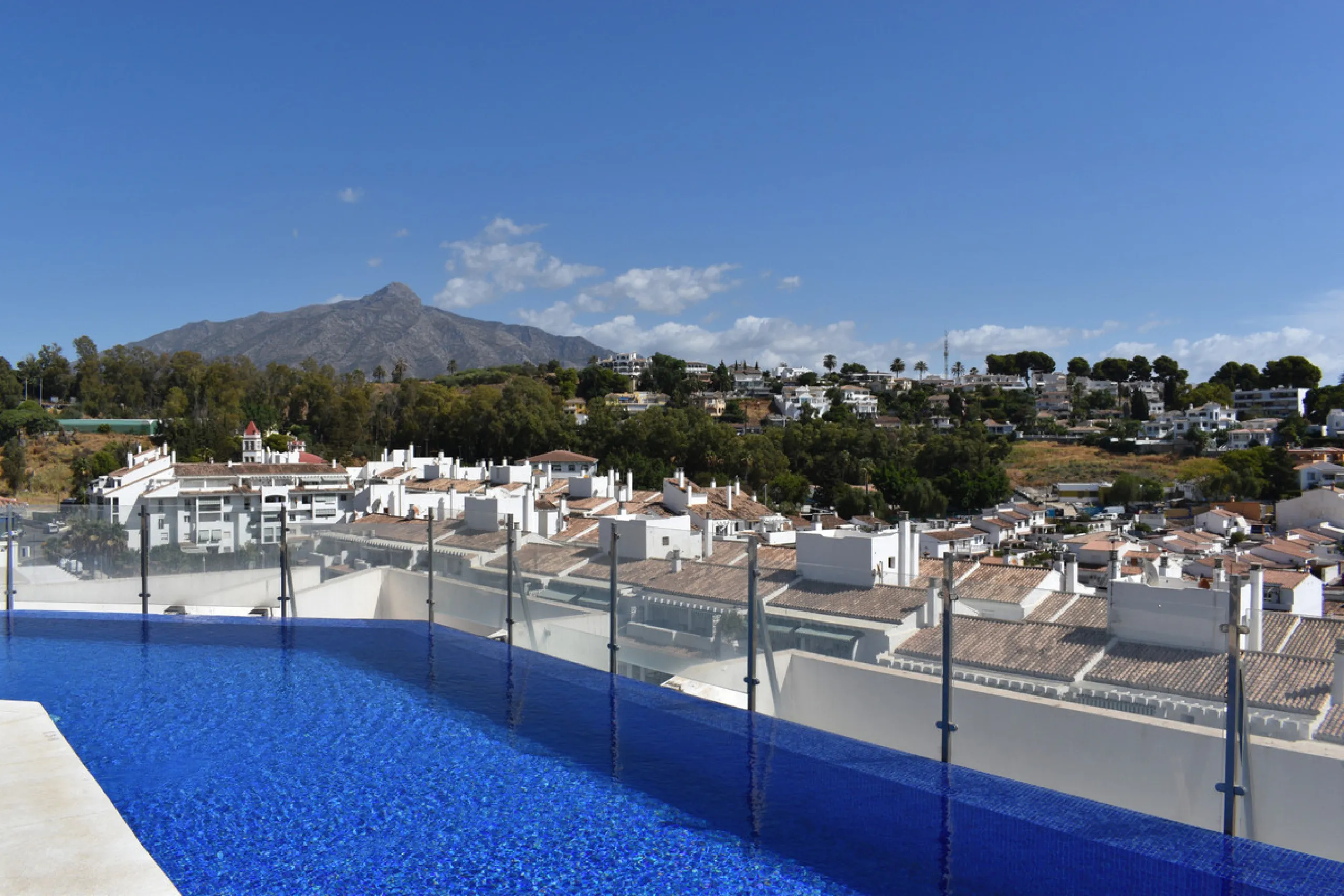 This refined apartment in Nueva Andalucía offers the perfect balance between comfort, style and convenience. Situated on the 6th floor, the property enjoys open sea and mountain views, enhancing the sense of space and light throughout the home. With 3 spa