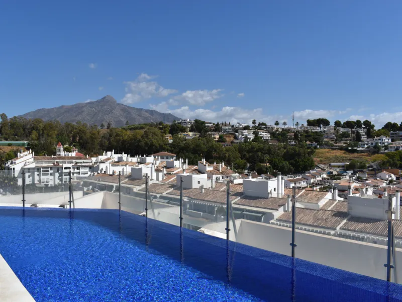 This refined apartment in Nueva Andalucía offers the perfect balance between comfort, style and convenience. Situated on the 6th floor, the property enjoys open sea and mountain views, enhancing the sense of space and light throughout the home. With 3 spa