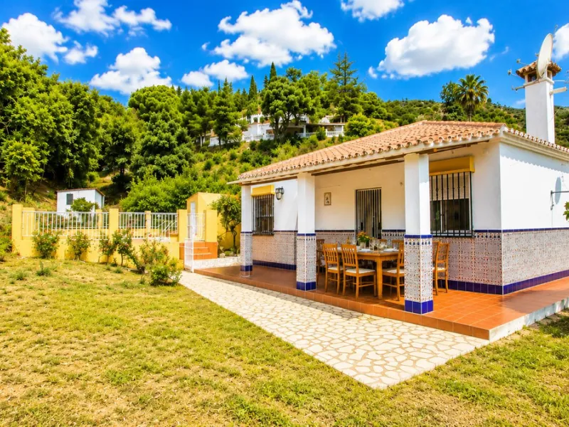 Charming country property with pool and garden for sale in Estepona – just 10 minutes from the beach