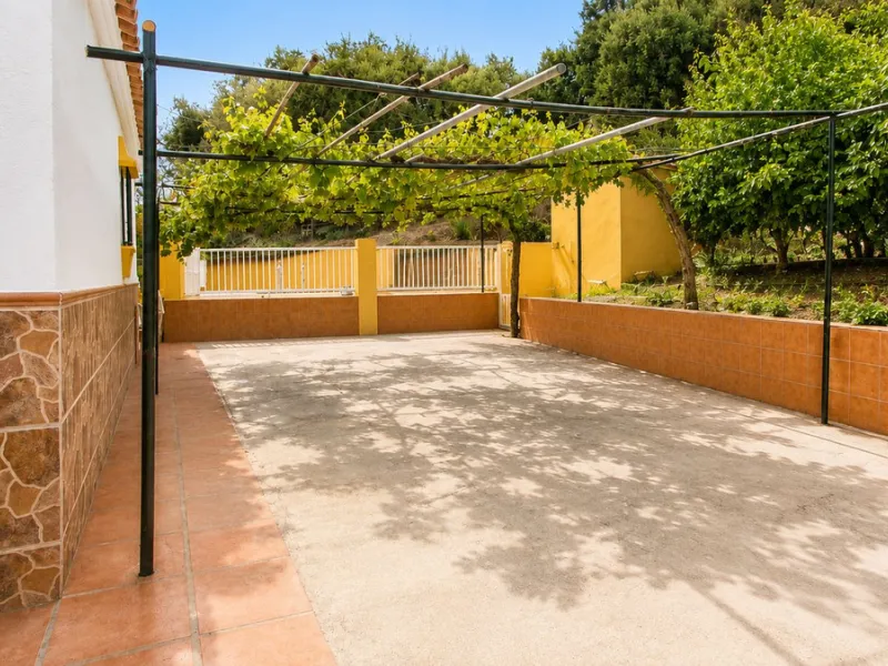 Charming country property with pool and garden for sale in Estepona – just 10 minutes from the beach