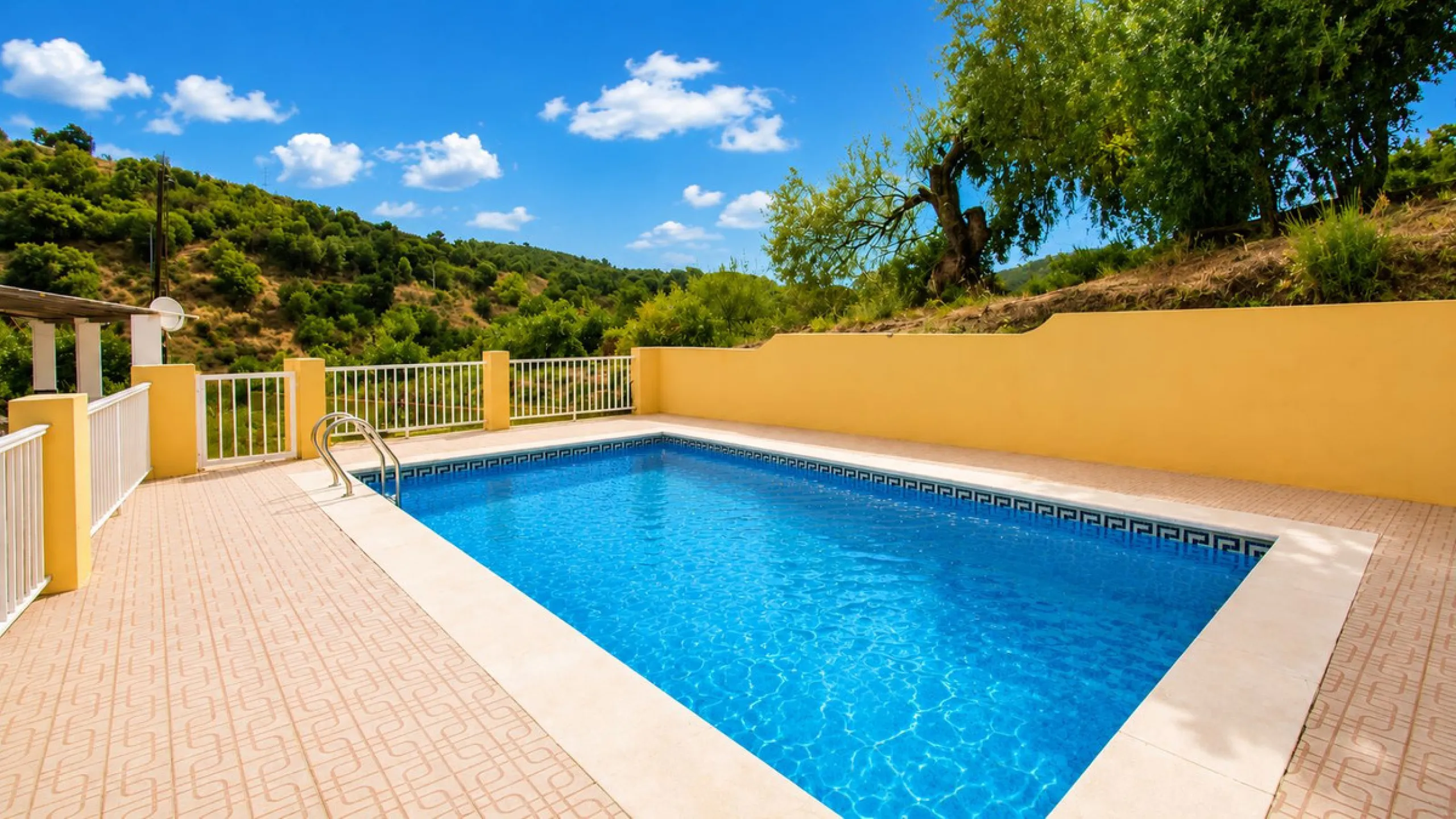 Charming country property with pool and garden for sale in Estepona – just 10 minutes from the beach