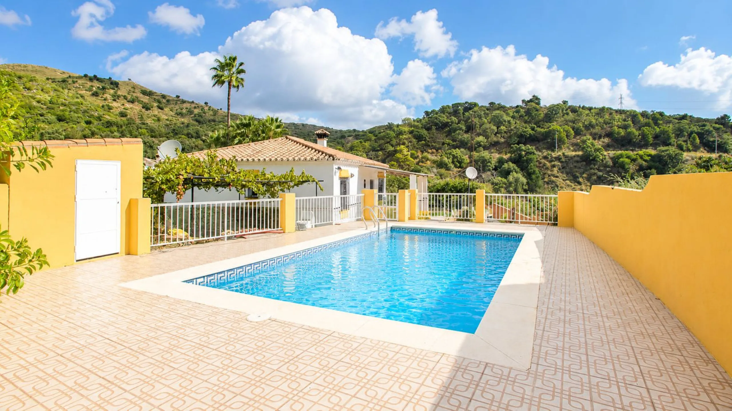 Charming country property with pool and garden for sale in Estepona – just 10 minutes from the beach