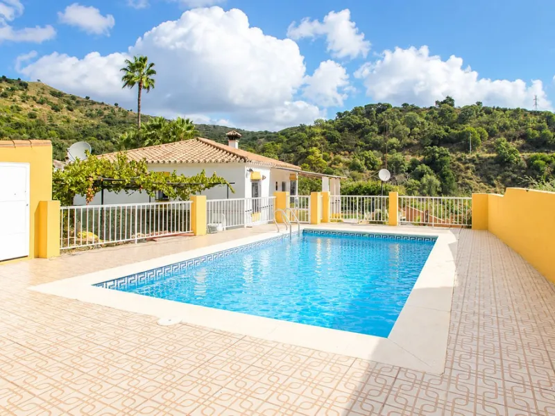 Charming country property with pool and garden for sale in Estepona – just 10 minutes from the beach