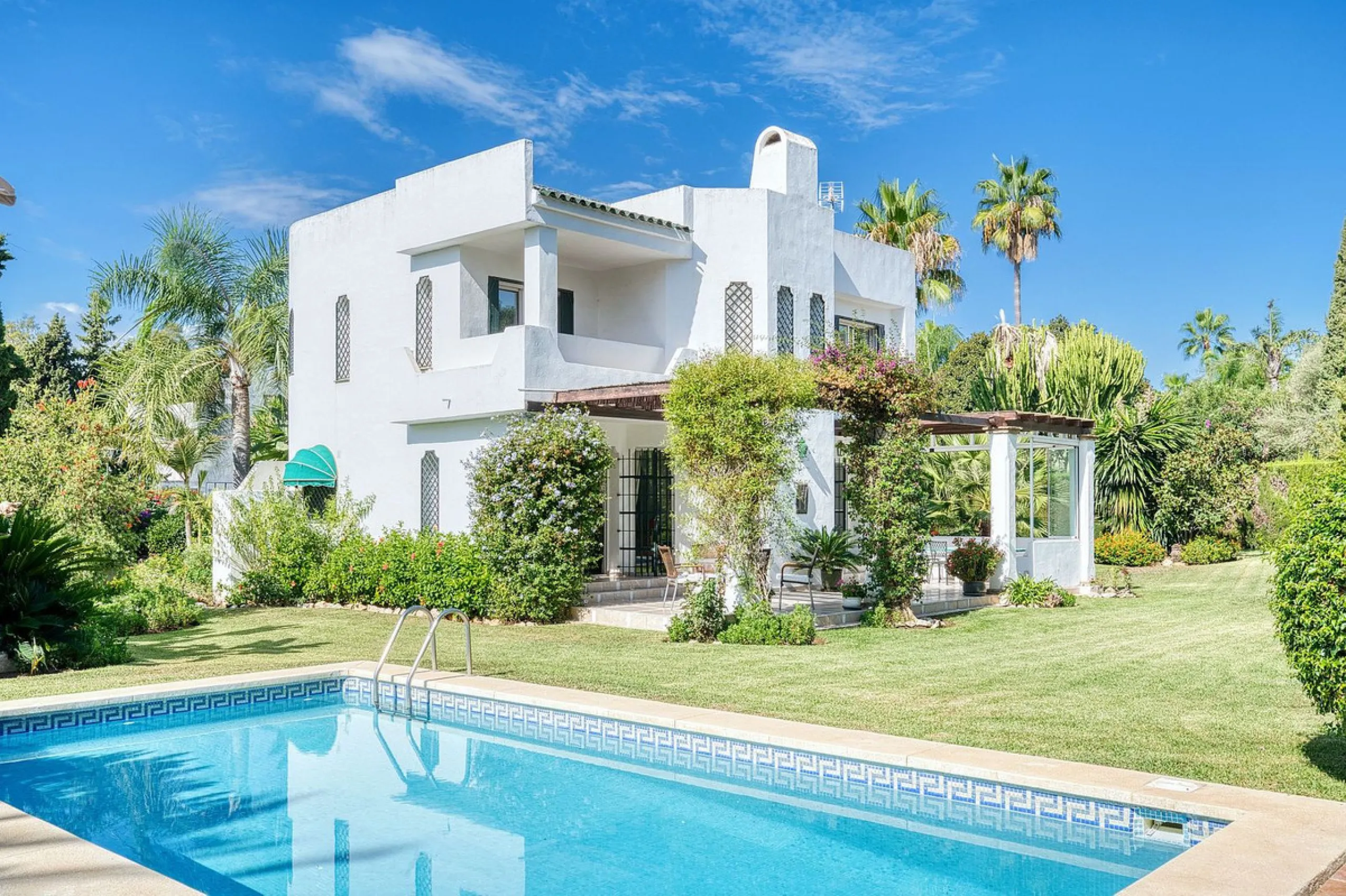 Villa nestled in the prestigious area of Nueva Andalucía, Marbella. This property offers a privileged position front line Los Naranjos golf.