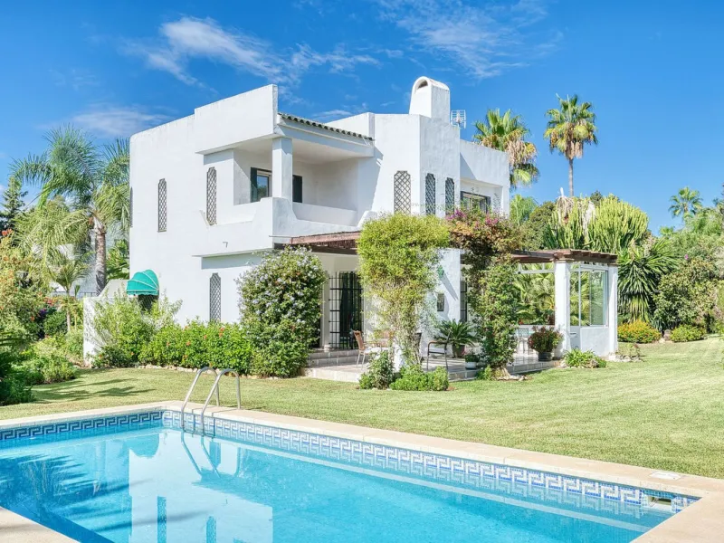 Villa nestled in the prestigious area of Nueva Andalucía, Marbella. This property offers a privileged position front line Los Naranjos golf.