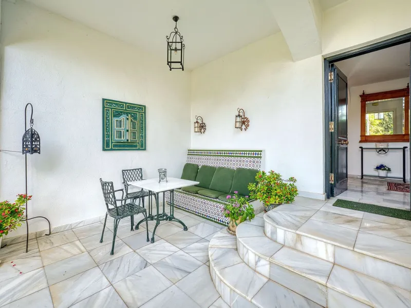 Villa nestled in the prestigious area of Nueva Andalucía, Marbella. This property offers a privileged position front line Los Naranjos golf.