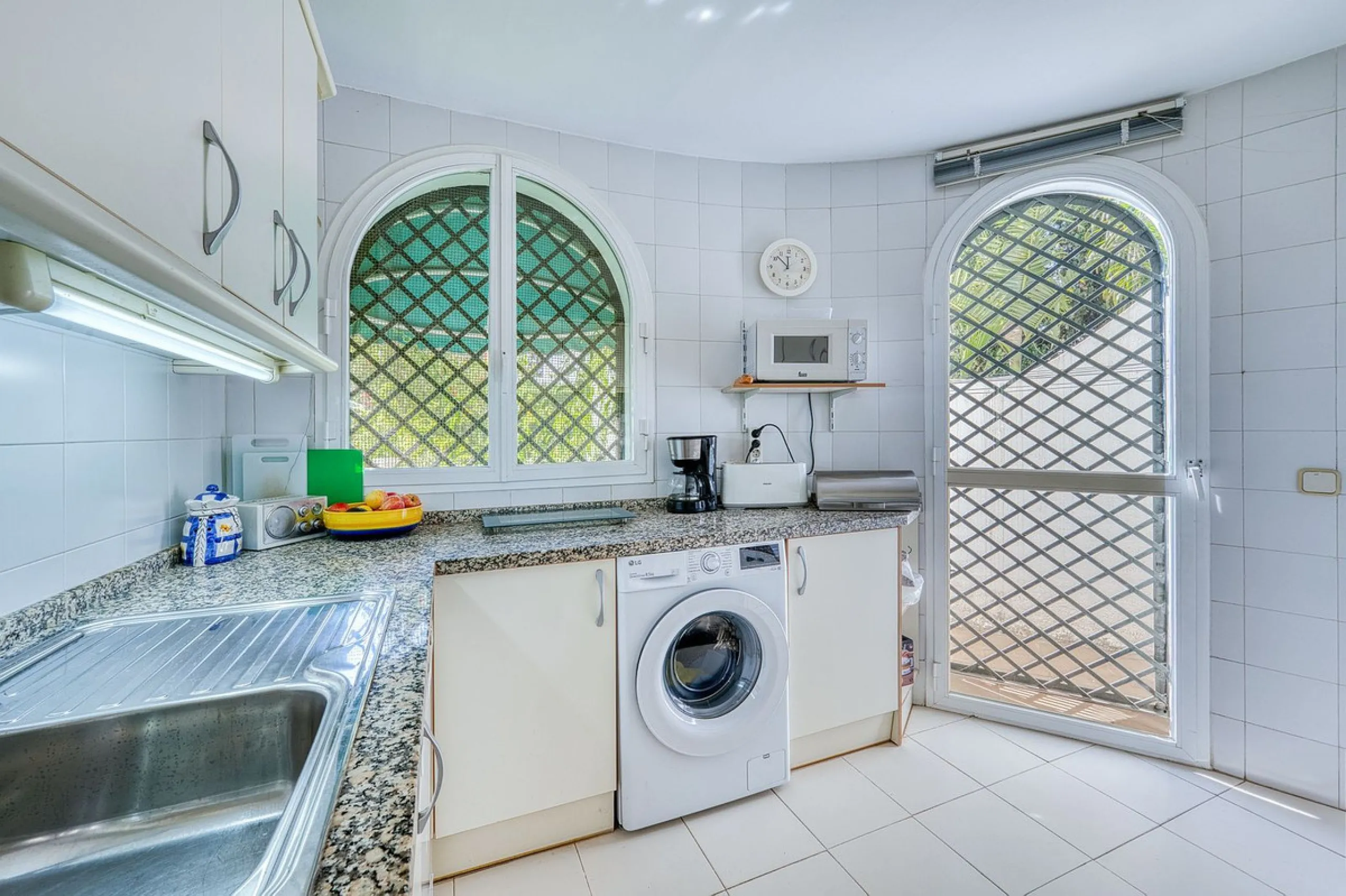 Villa nestled in the prestigious area of Nueva Andalucía, Marbella. This property offers a privileged position front line Los Naranjos golf.