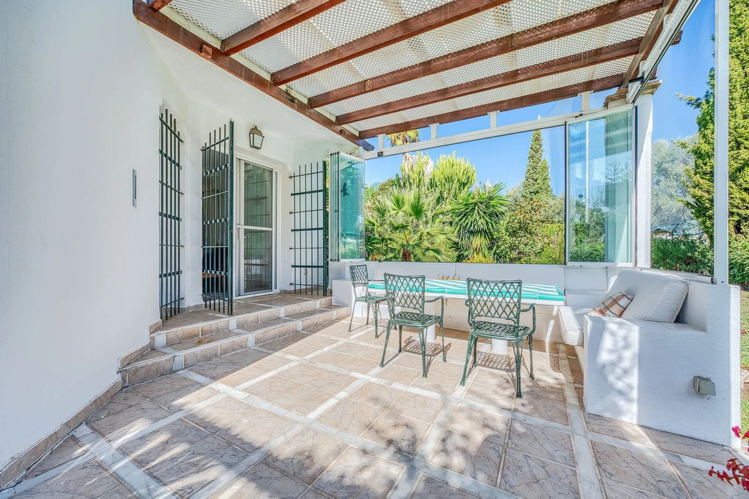 Villa nestled in the prestigious area of Nueva Andalucía, Marbella. This property offers a privileged position front line Los Naranjos golf.