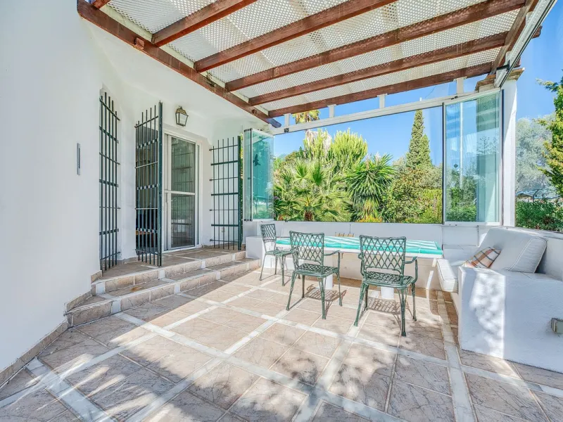 Villa nestled in the prestigious area of Nueva Andalucía, Marbella. This property offers a privileged position front line Los Naranjos golf.