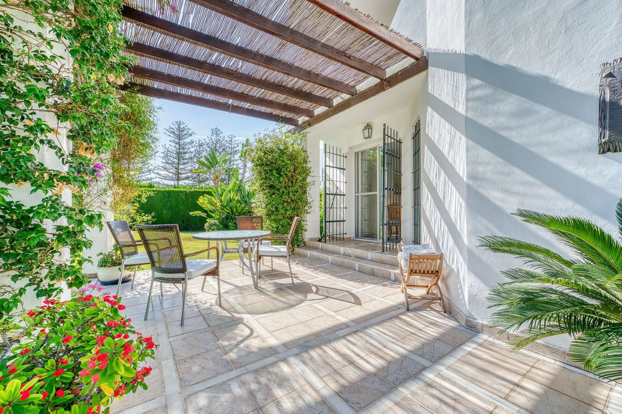Villa nestled in the prestigious area of Nueva Andalucía, Marbella. This property offers a privileged position front line Los Naranjos golf.