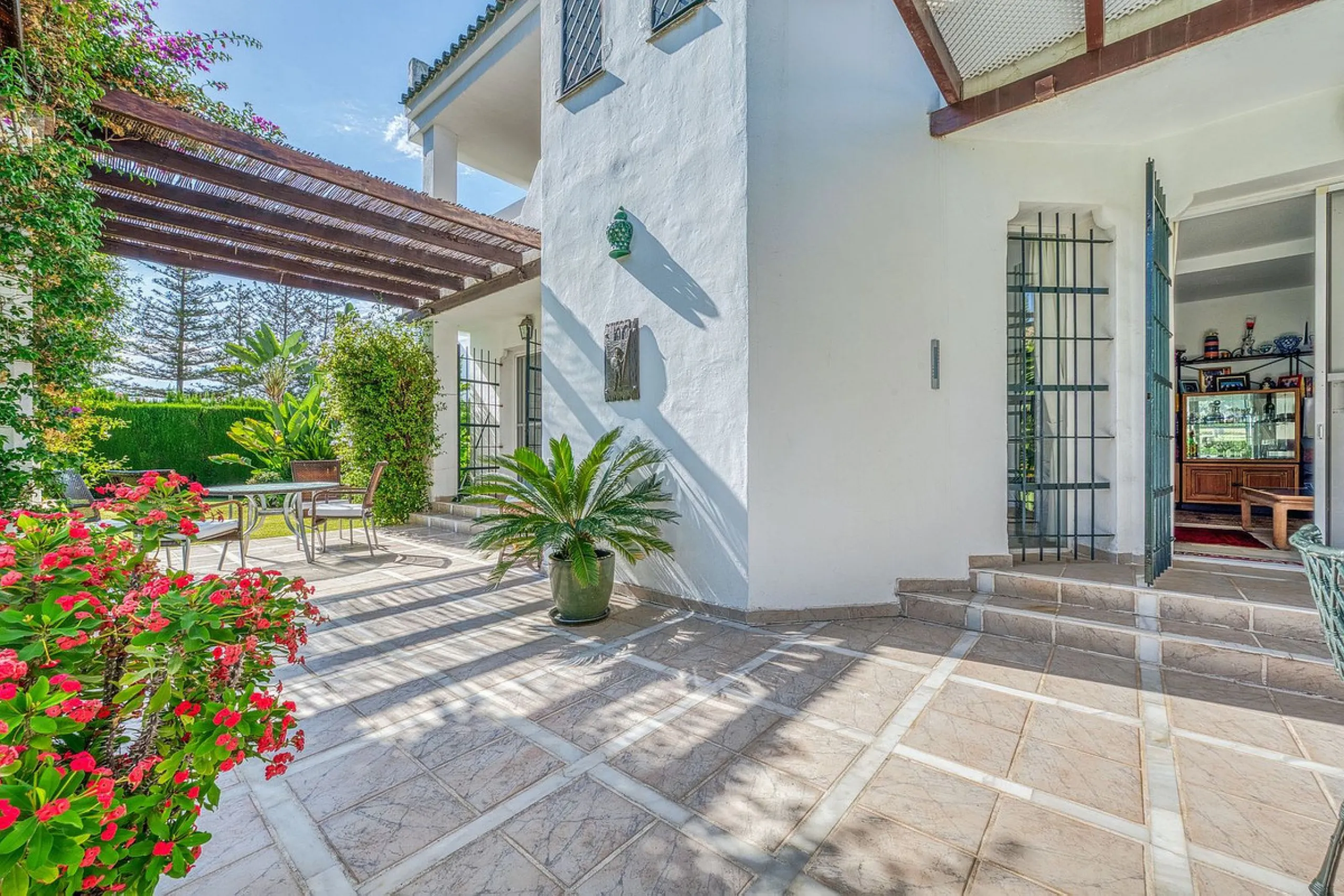 Villa nestled in the prestigious area of Nueva Andalucía, Marbella. This property offers a privileged position front line Los Naranjos golf.