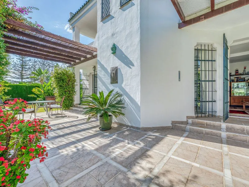 Villa nestled in the prestigious area of Nueva Andalucía, Marbella. This property offers a privileged position front line Los Naranjos golf.