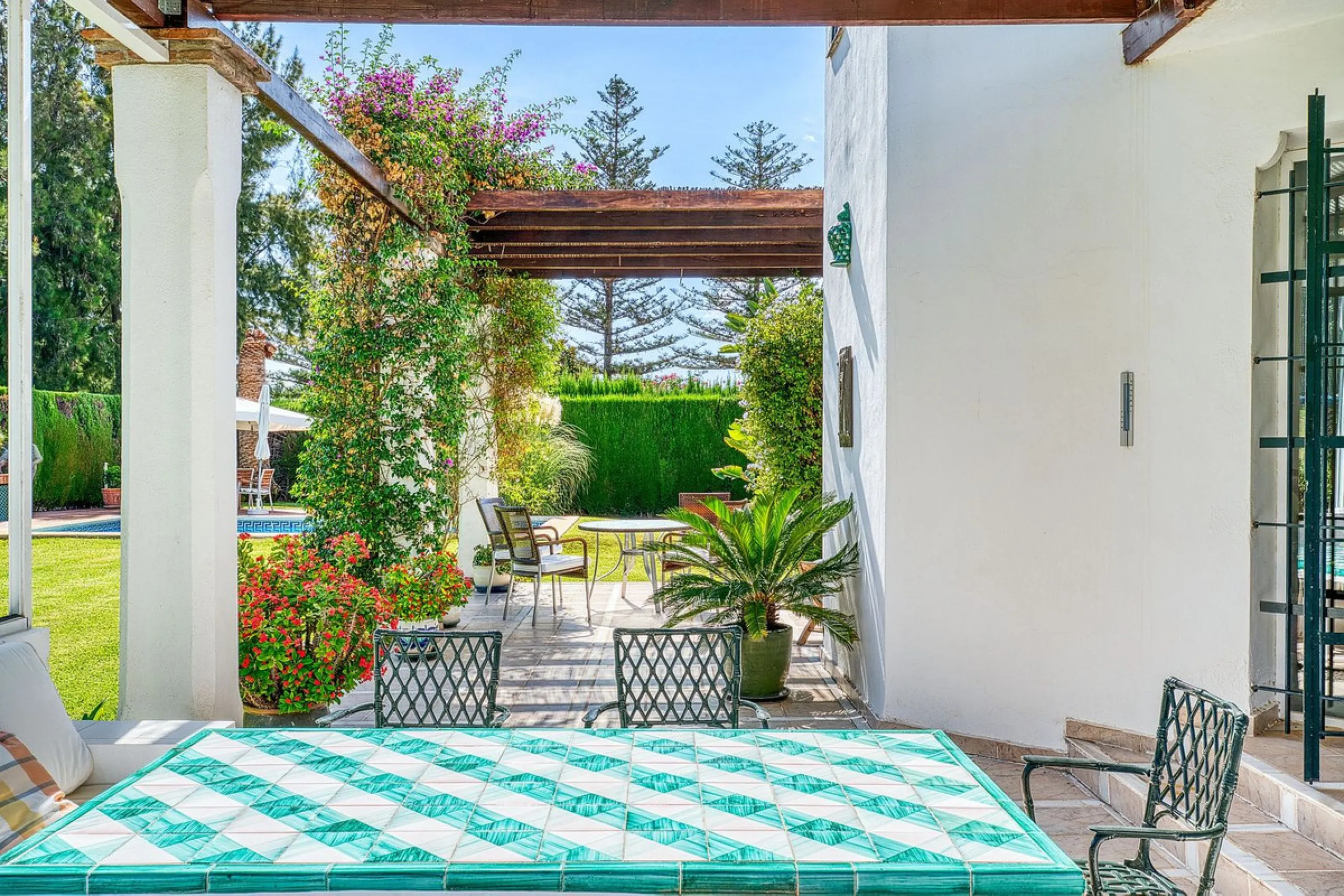Villa nestled in the prestigious area of Nueva Andalucía, Marbella. This property offers a privileged position front line Los Naranjos golf.