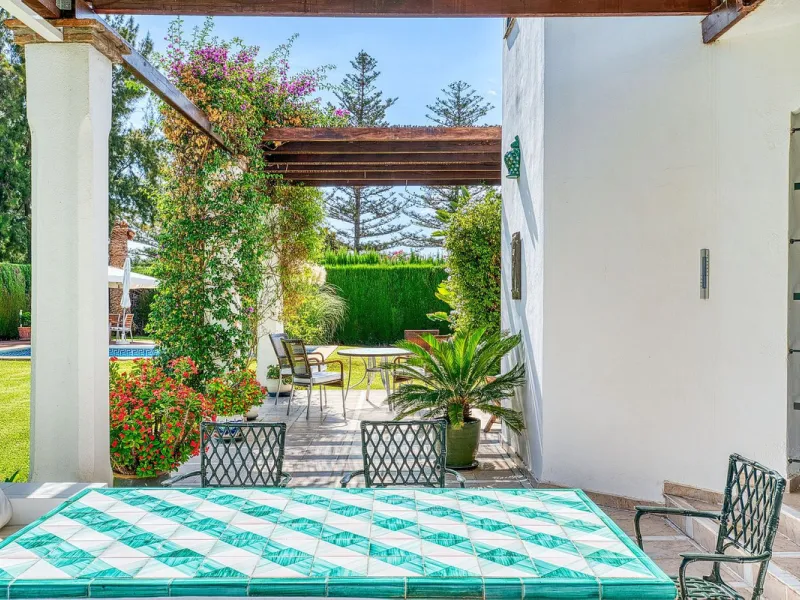 Villa nestled in the prestigious area of Nueva Andalucía, Marbella. This property offers a privileged position front line Los Naranjos golf.