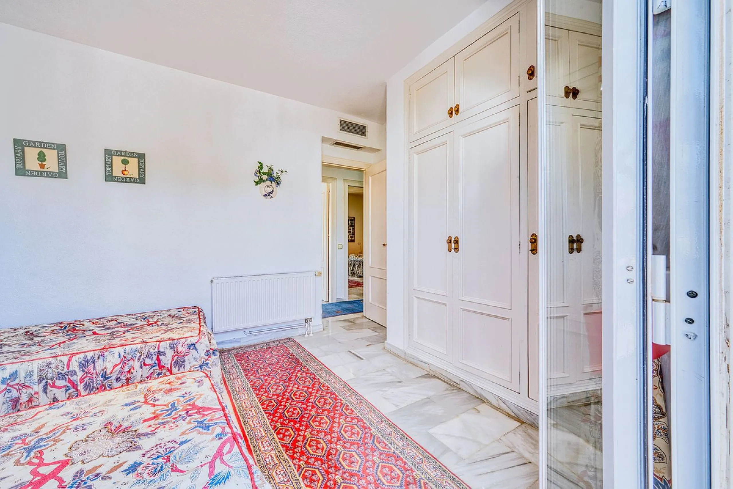 Villa nestled in the prestigious area of Nueva Andalucía, Marbella. This property offers a privileged position front line Los Naranjos golf.