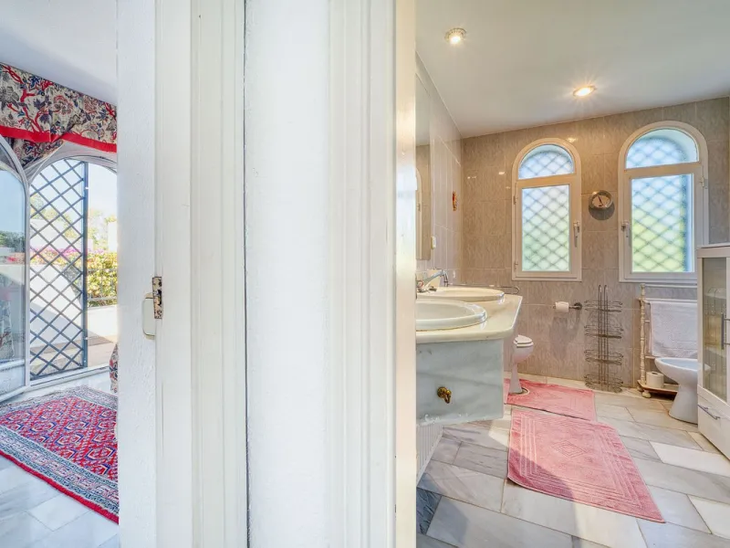 Villa nestled in the prestigious area of Nueva Andalucía, Marbella. This property offers a privileged position front line Los Naranjos golf.