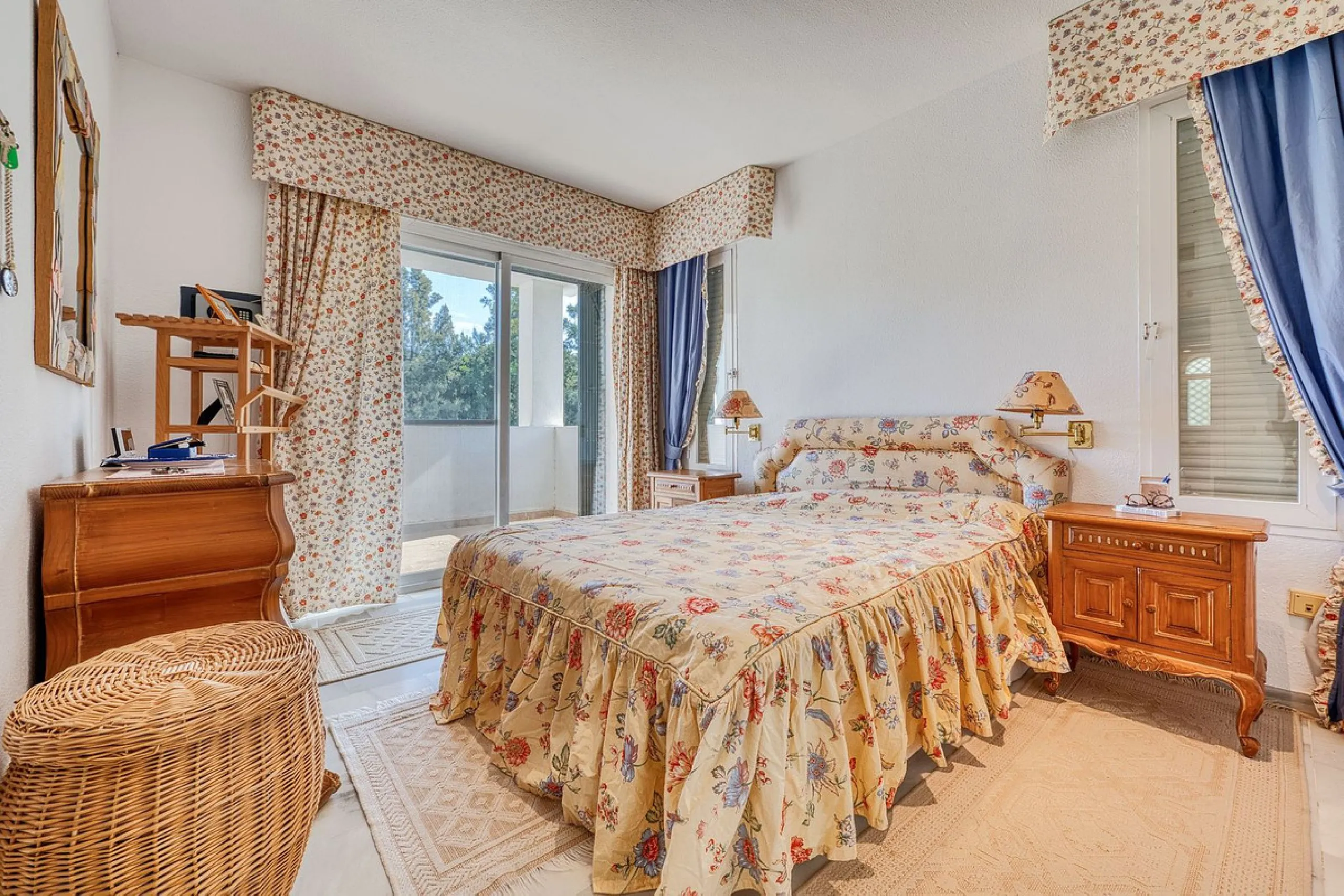 Villa nestled in the prestigious area of Nueva Andalucía, Marbella. This property offers a privileged position front line Los Naranjos golf.