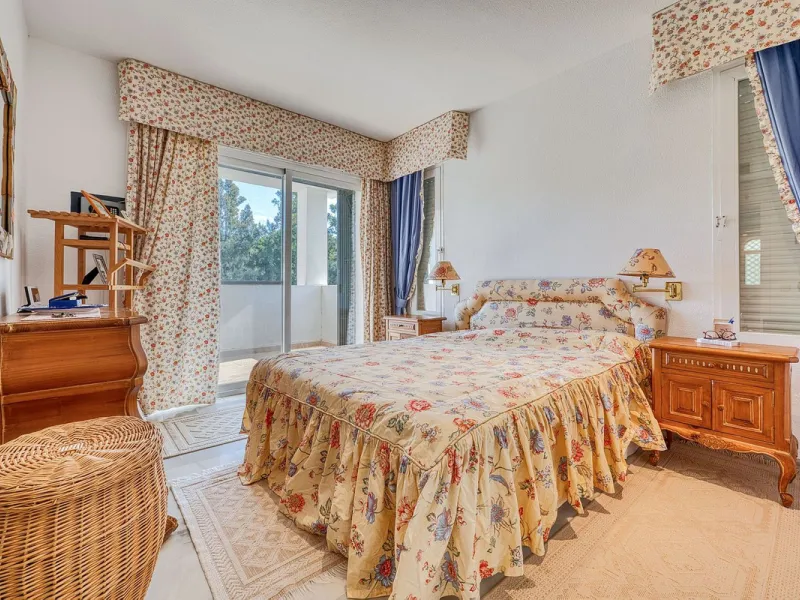 Villa nestled in the prestigious area of Nueva Andalucía, Marbella. This property offers a privileged position front line Los Naranjos golf.