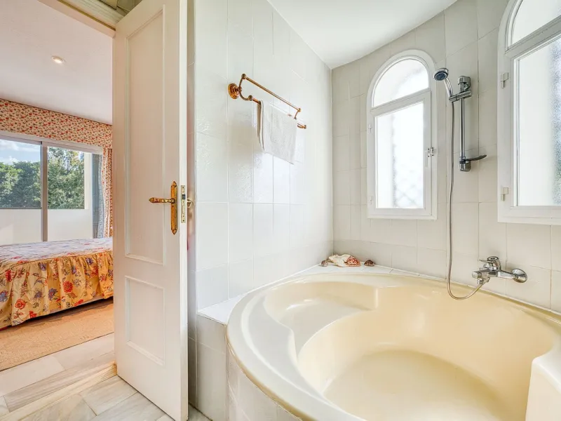 Villa nestled in the prestigious area of Nueva Andalucía, Marbella. This property offers a privileged position front line Los Naranjos golf.