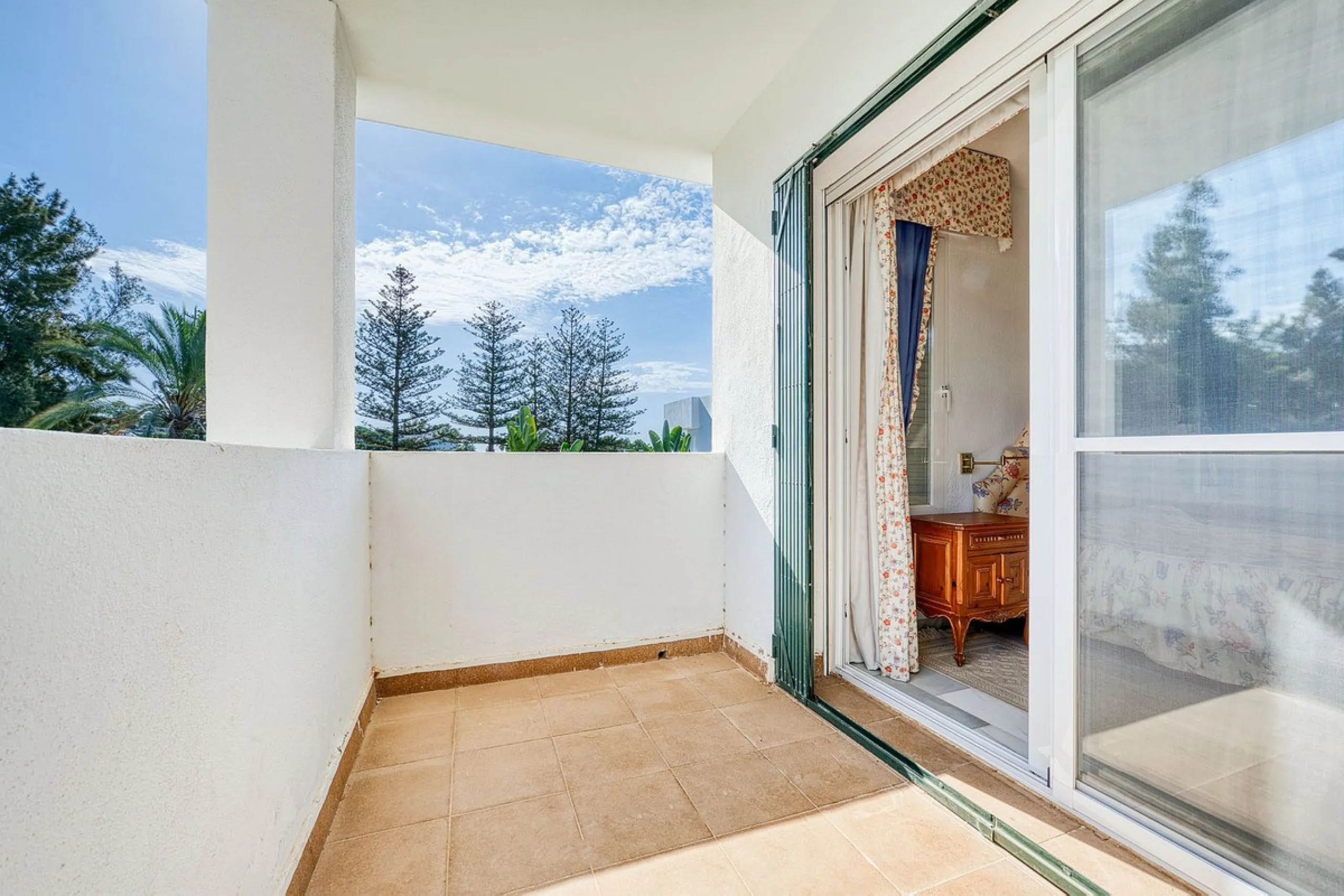 Villa nestled in the prestigious area of Nueva Andalucía, Marbella. This property offers a privileged position front line Los Naranjos golf.