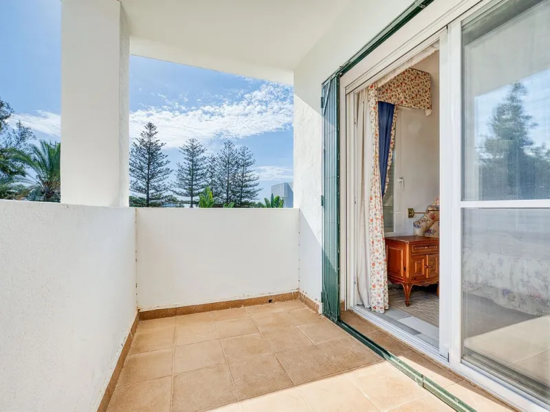 Villa nestled in the prestigious area of Nueva Andalucía, Marbella. This property offers a privileged position front line Los Naranjos golf.