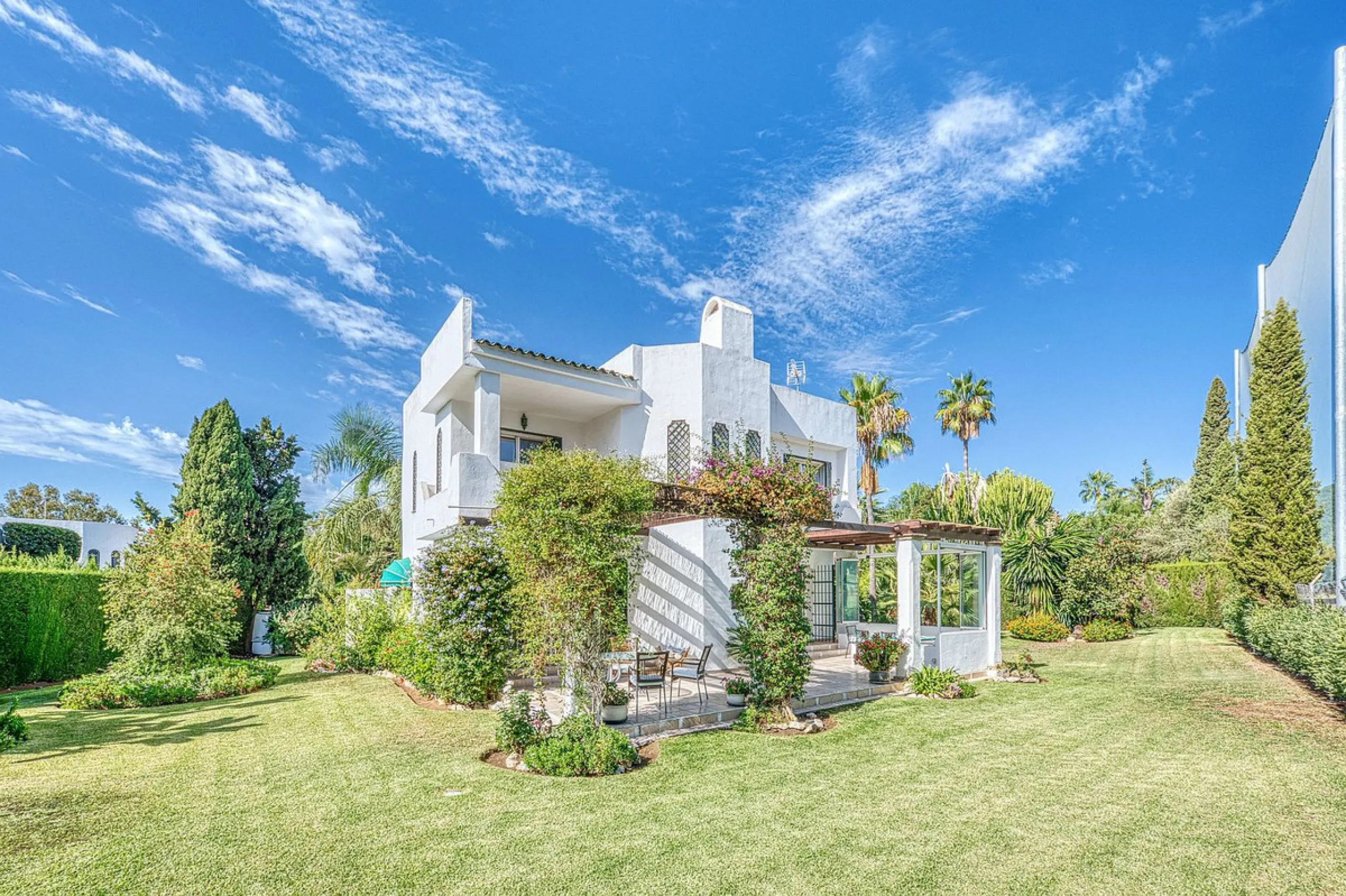 Villa nestled in the prestigious area of Nueva Andalucía, Marbella. This property offers a privileged position front line Los Naranjos golf.