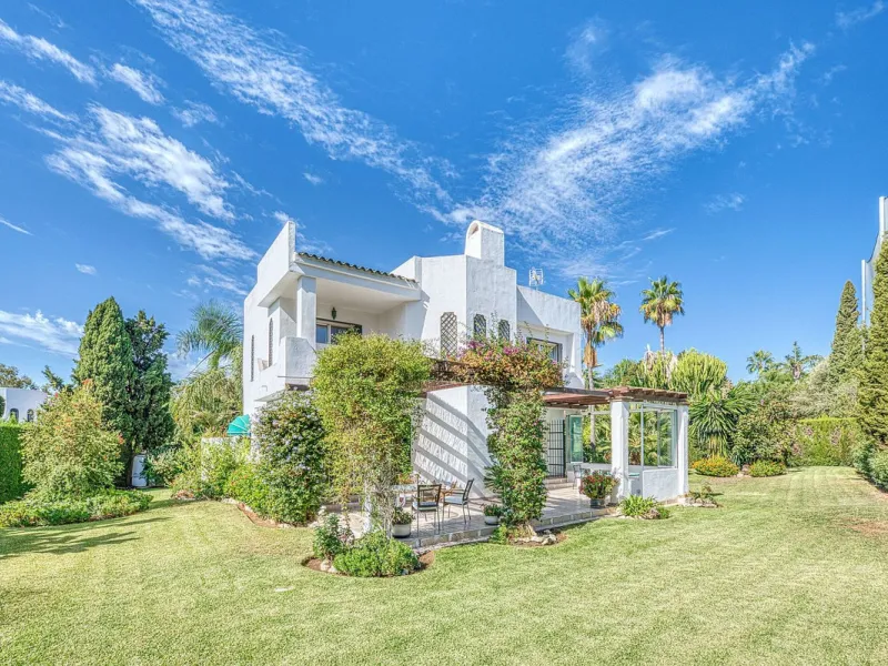 Villa nestled in the prestigious area of Nueva Andalucía, Marbella. This property offers a privileged position front line Los Naranjos golf.