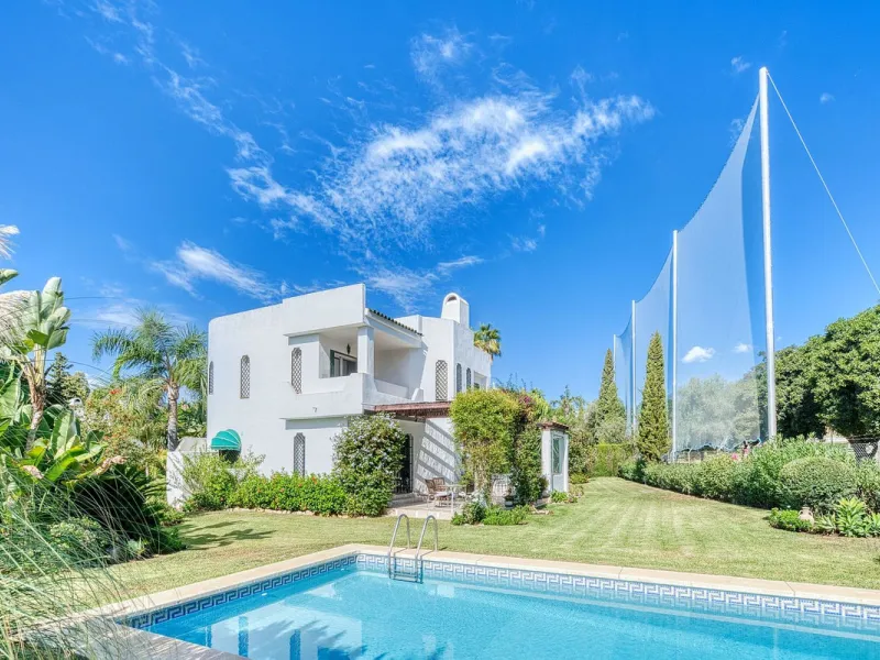 Villa nestled in the prestigious area of Nueva Andalucía, Marbella. This property offers a privileged position front line Los Naranjos golf.