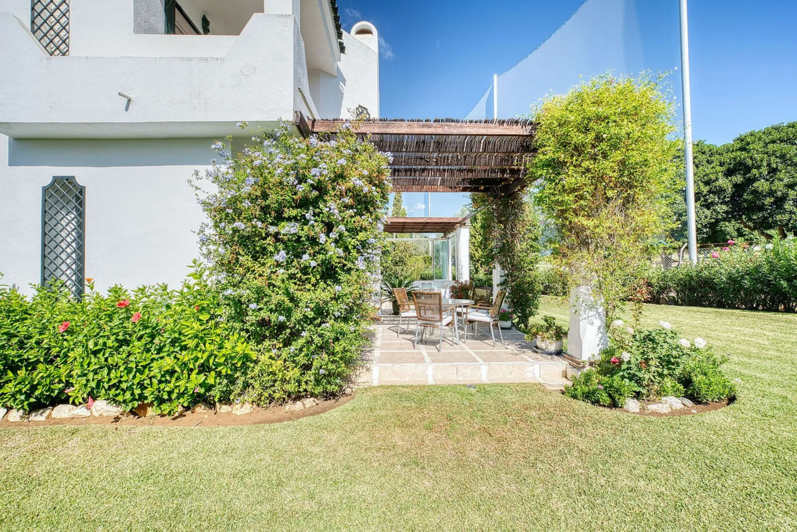 Villa nestled in the prestigious area of Nueva Andalucía, Marbella. This property offers a privileged position front line Los Naranjos golf.