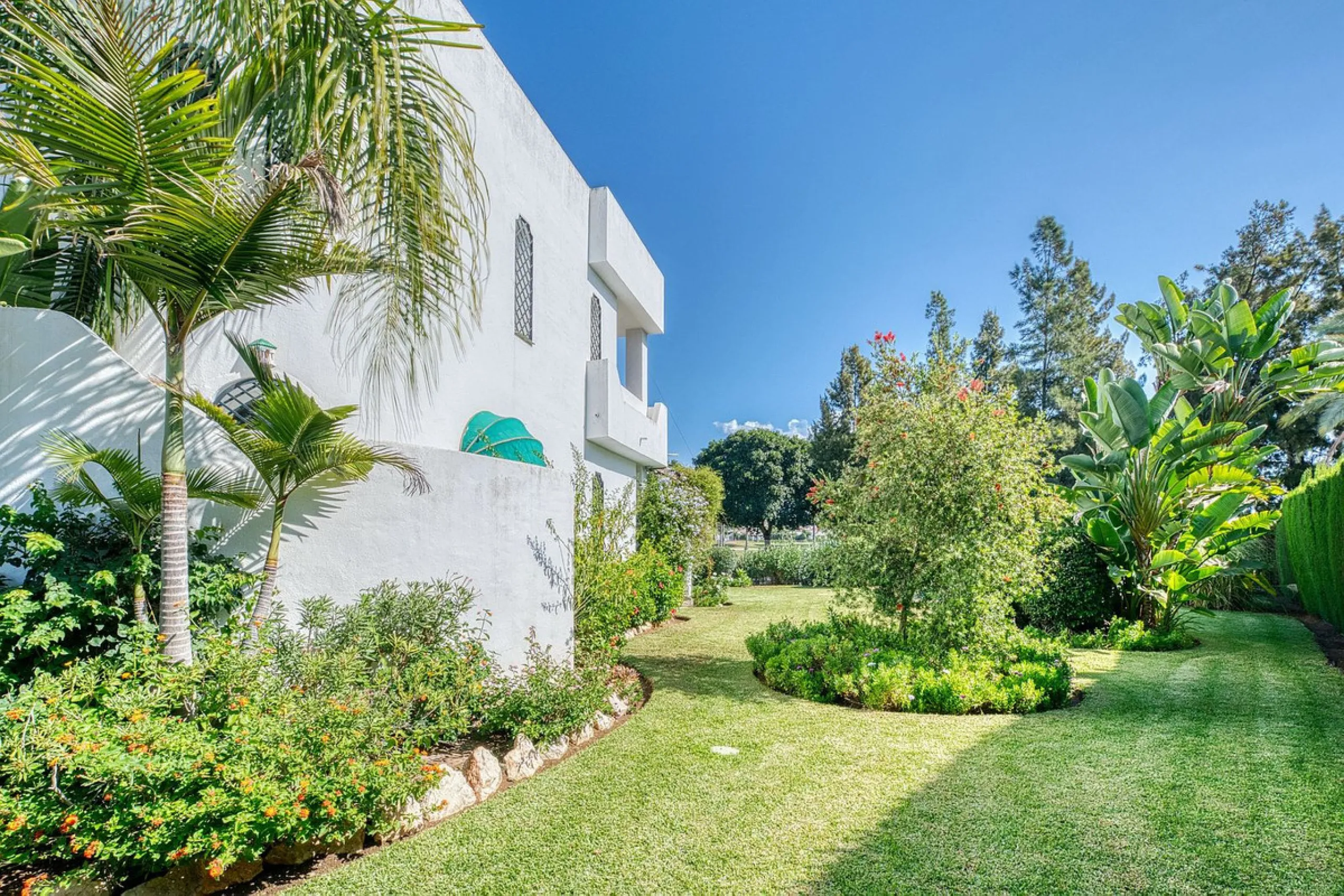 Villa nestled in the prestigious area of Nueva Andalucía, Marbella. This property offers a privileged position front line Los Naranjos golf.