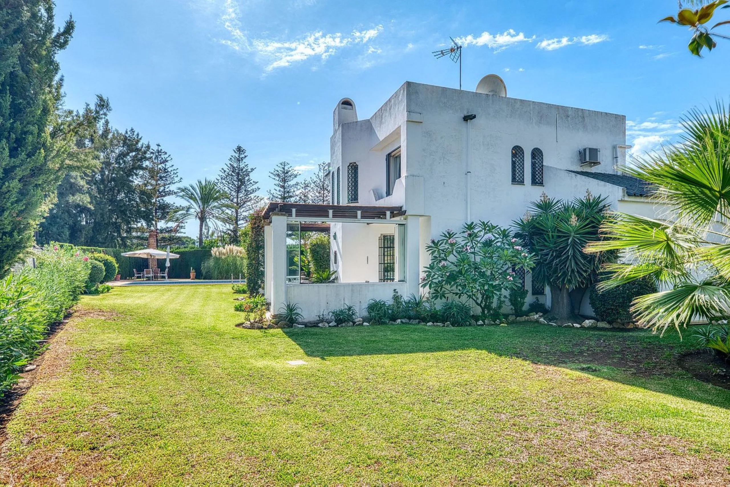 Villa nestled in the prestigious area of Nueva Andalucía, Marbella. This property offers a privileged position front line Los Naranjos golf.