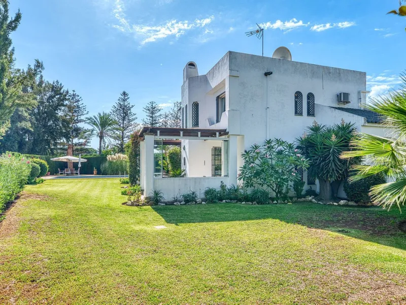 Villa nestled in the prestigious area of Nueva Andalucía, Marbella. This property offers a privileged position front line Los Naranjos golf.