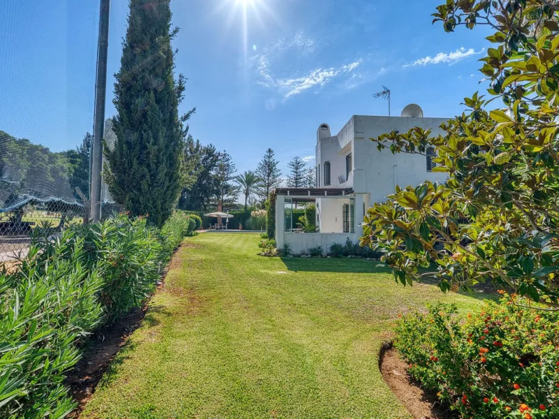 Villa nestled in the prestigious area of Nueva Andalucía, Marbella. This property offers a privileged position front line Los Naranjos golf.