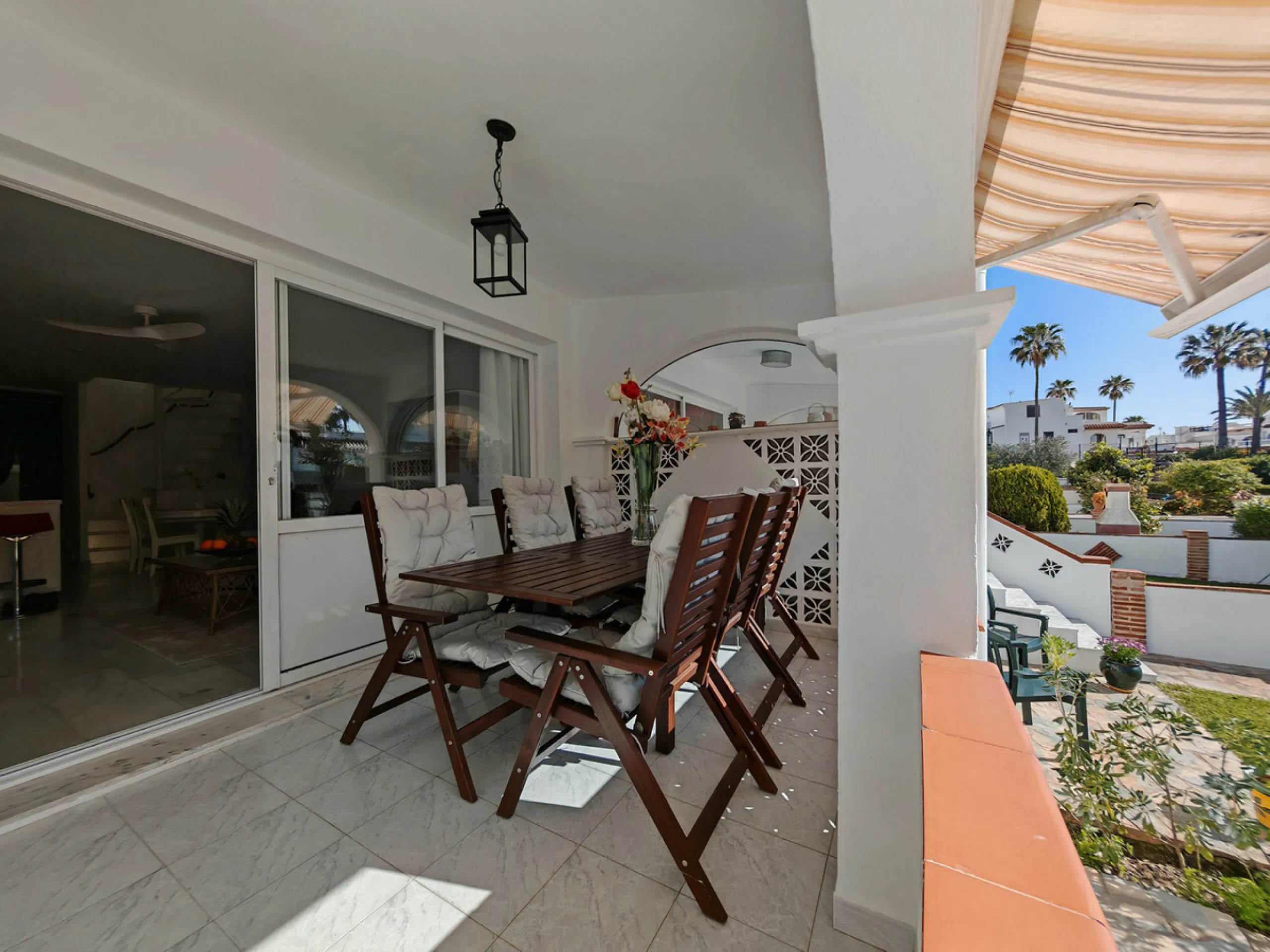 Town House for sale in , Manilva with 3 bedrooms, 2 bathrooms and with orientation south/east, with communal swimming pool, private garage (1 parking spaces) and private garden. Regarding property dimensions, it has 142 m² built and 25 m² terrace. Has the