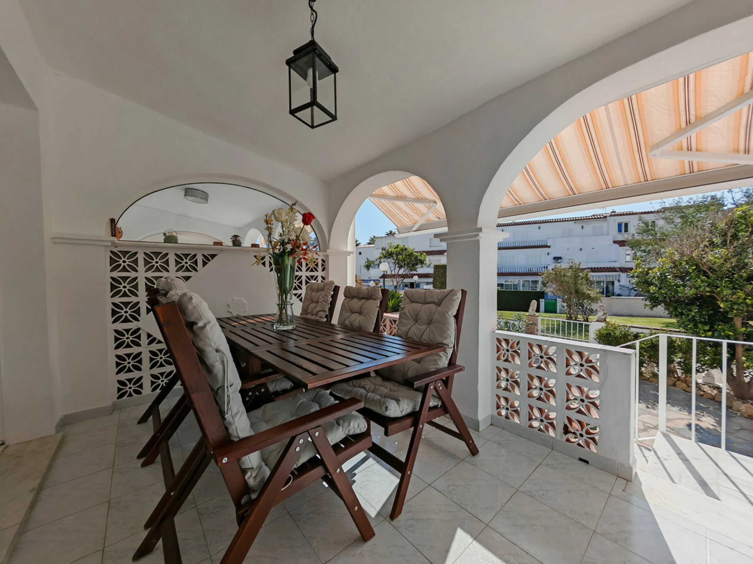 Town House for sale in , Manilva with 3 bedrooms, 2 bathrooms and with orientation south/east, with communal swimming pool, private garage (1 parking spaces) and private garden. Regarding property dimensions, it has 142 m² built and 25 m² terrace. Has the