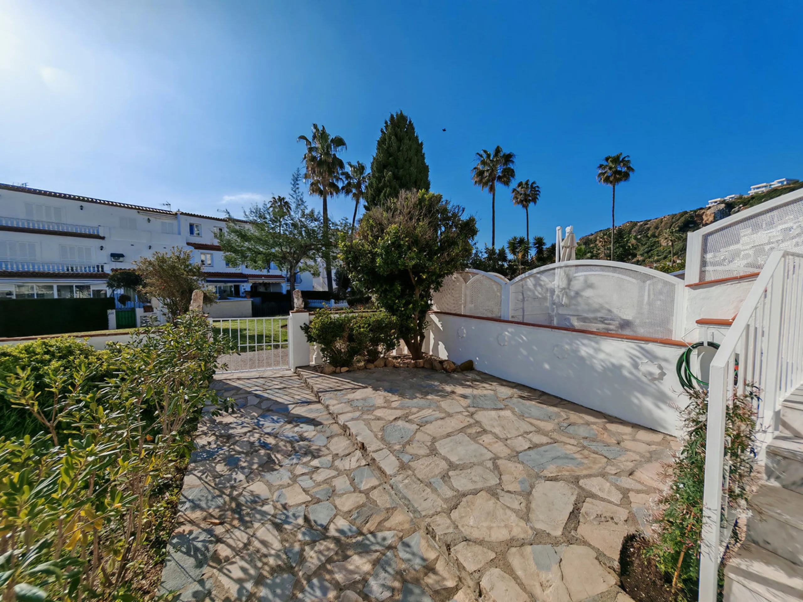 Town House for sale in , Manilva with 3 bedrooms, 2 bathrooms and with orientation south/east, with communal swimming pool, private garage (1 parking spaces) and private garden. Regarding property dimensions, it has 142 m² built and 25 m² terrace. Has the