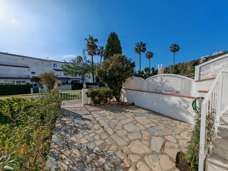 Town House for sale in , Manilva with 3 bedrooms, 2 bathrooms and with orientation south/east, with communal swimming pool, private garage (1 parking spaces) and private garden. Regarding property dimensions, it has 142 m² built and 25 m² terrace. Has the