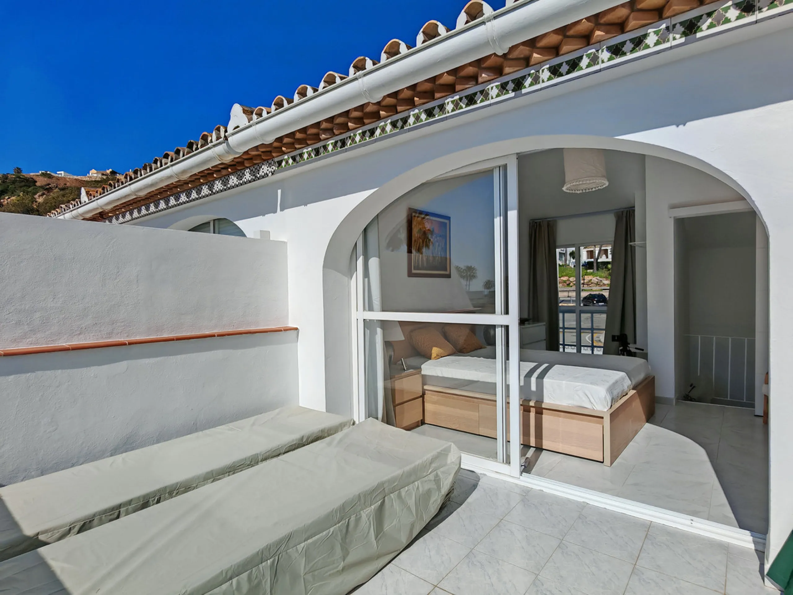 Town House for sale in , Manilva with 3 bedrooms, 2 bathrooms and with orientation south/east, with communal swimming pool, private garage (1 parking spaces) and private garden. Regarding property dimensions, it has 142 m² built and 25 m² terrace. Has the
