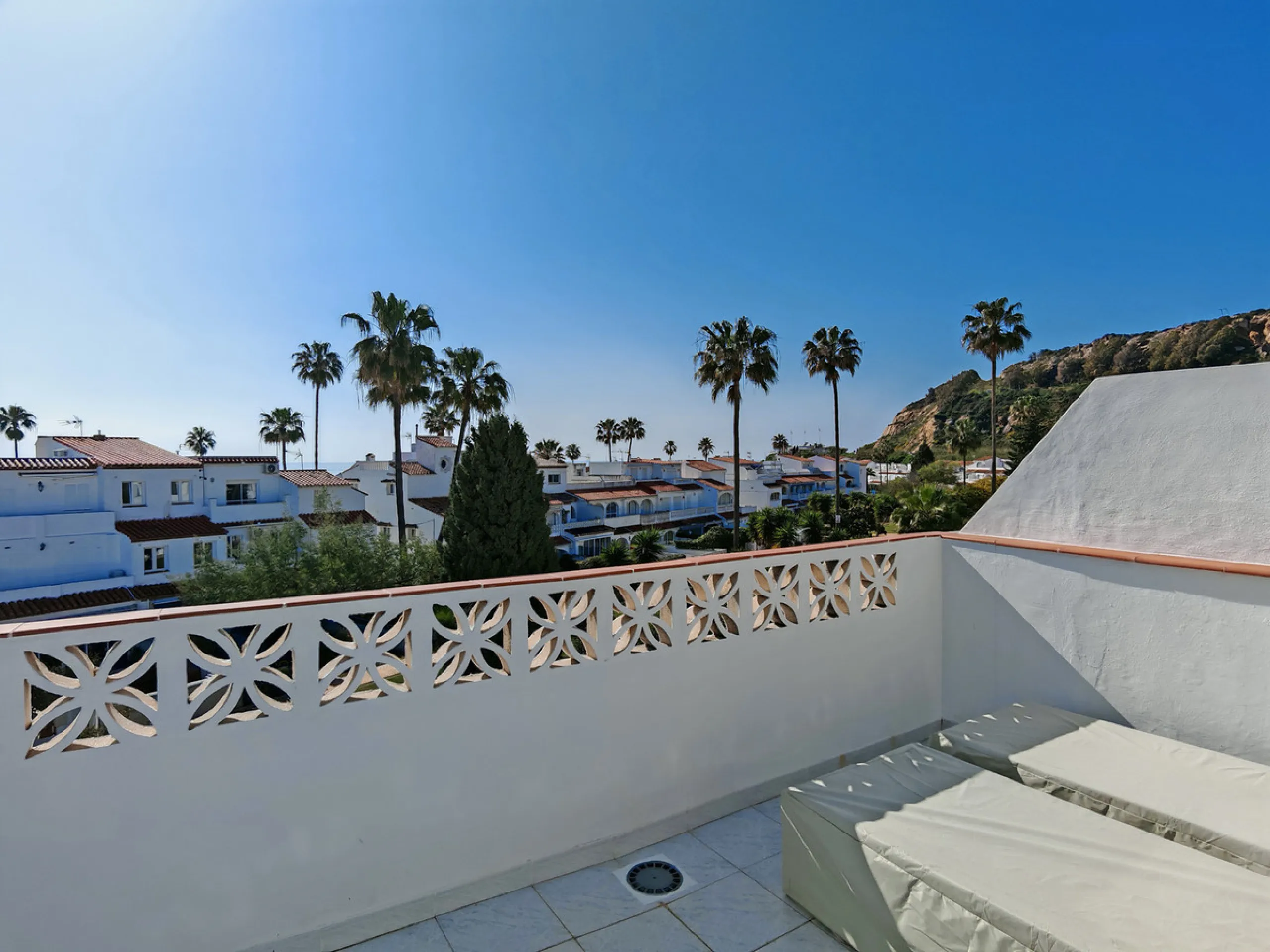 Town House for sale in , Manilva with 3 bedrooms, 2 bathrooms and with orientation south/east, with communal swimming pool, private garage (1 parking spaces) and private garden. Regarding property dimensions, it has 142 m² built and 25 m² terrace. Has the