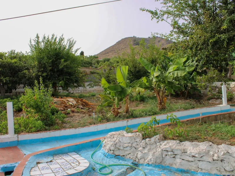 Villa with garden, private pool and three large terraces with sea views.