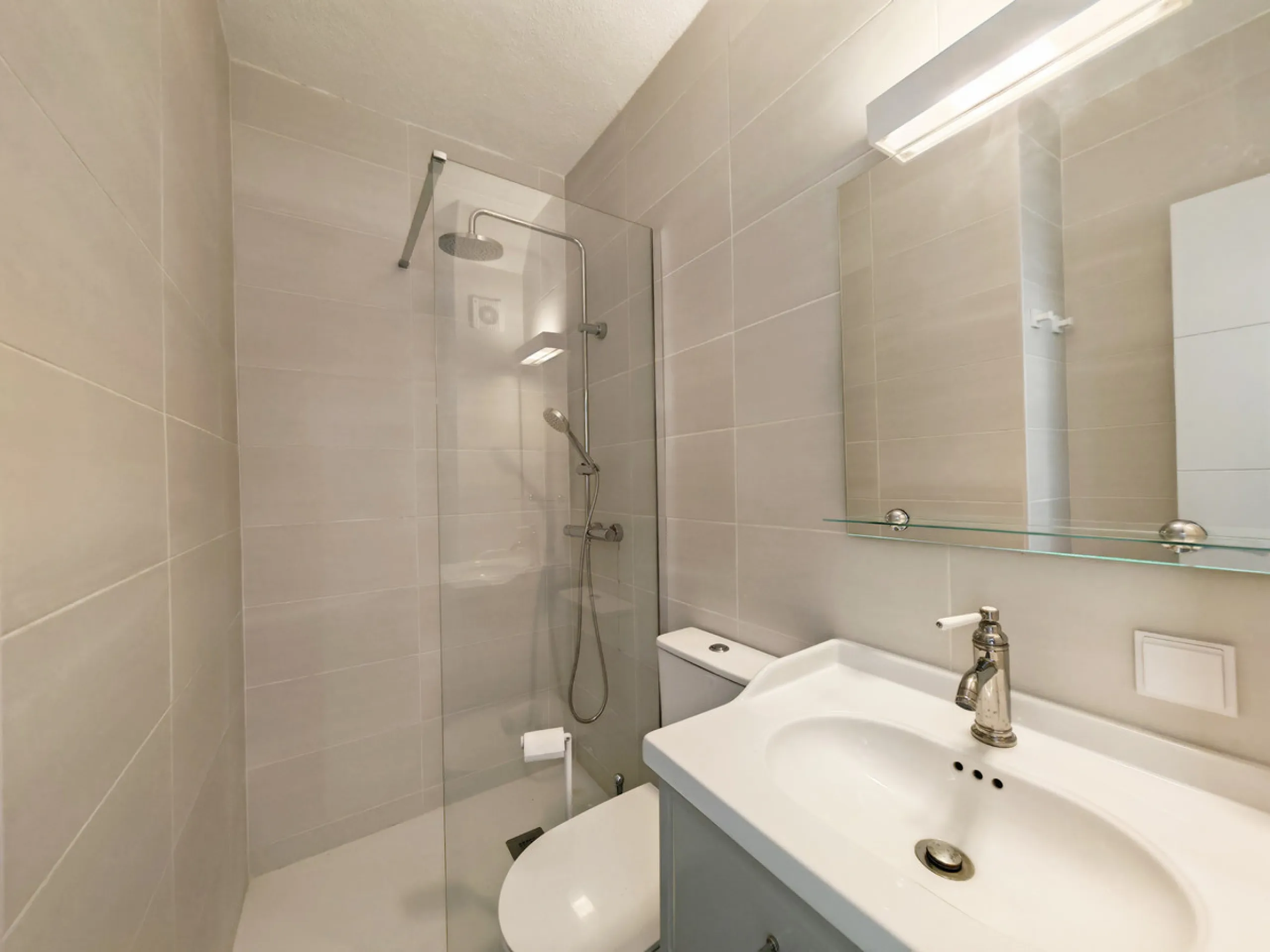 Town House for sale in , Manilva with 3 bedrooms, 2 bathrooms and with orientation south/east, with communal swimming pool, private garage (1 parking spaces) and private garden. Regarding property dimensions, it has 142 m² built and 25 m² terrace. Has the