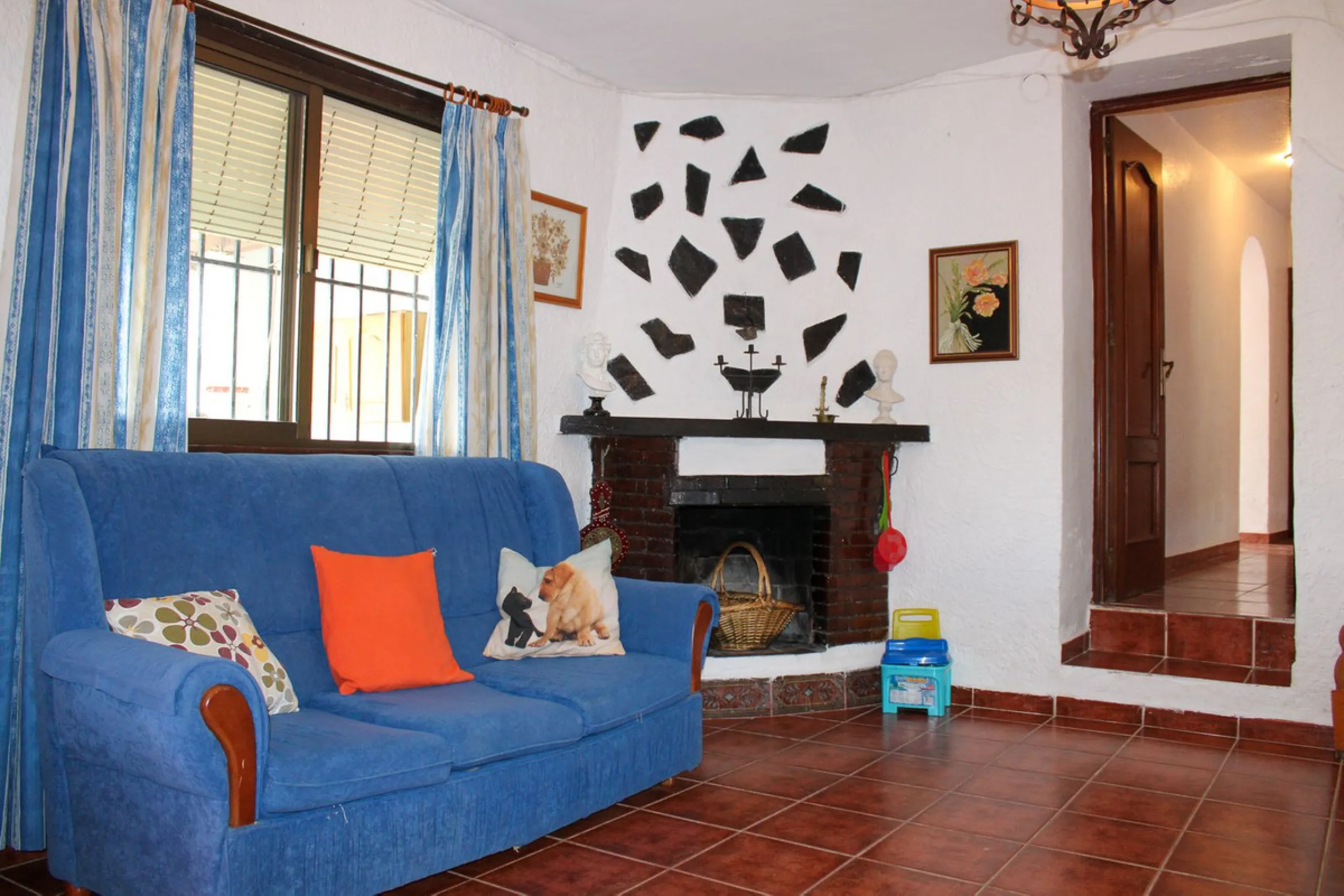 Villa with garden, private pool and three large terraces with sea views.