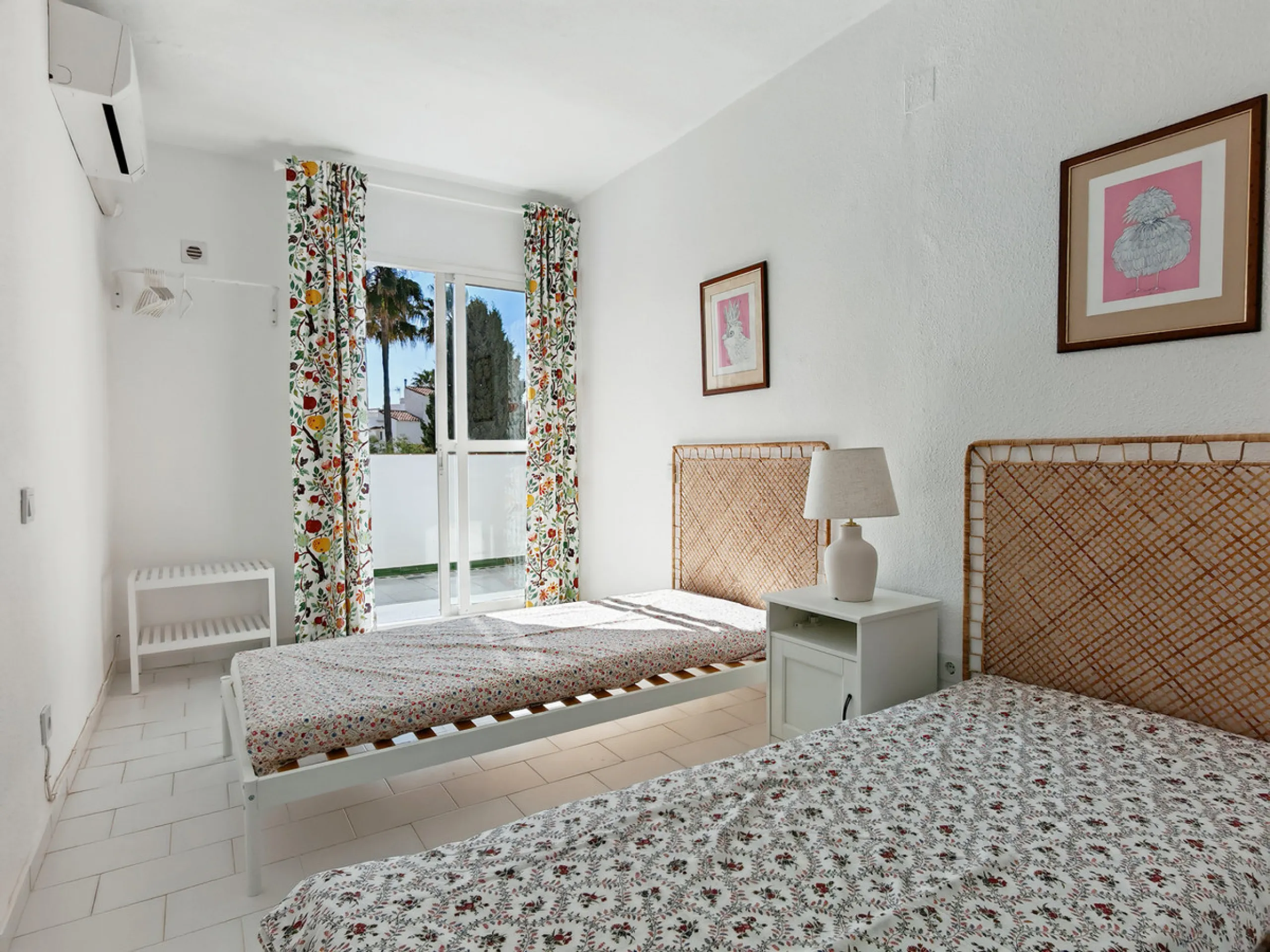 Town House for sale in , Manilva with 3 bedrooms, 2 bathrooms and with orientation south/east, with communal swimming pool, private garage (1 parking spaces) and private garden. Regarding property dimensions, it has 142 m² built and 25 m² terrace. Has the