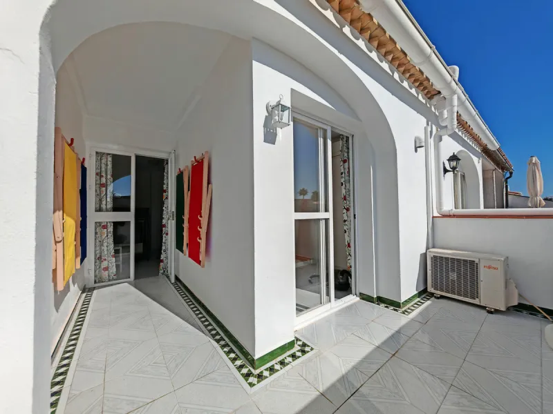 Town House for sale in , Manilva with 3 bedrooms, 2 bathrooms and with orientation south/east, with communal swimming pool, private garage (1 parking spaces) and private garden. Regarding property dimensions, it has 142 m² built and 25 m² terrace. Has the
